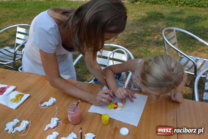 Zdjęcie w galerii na portalu naszraciborz.pl: Zajęcia z ceramiki - malowanie i wyrabianie aniołków, czyli Letnia Akcja Zamkowe Zuchy 2015 na Zamku Piastowskim  wiadomości z regionu