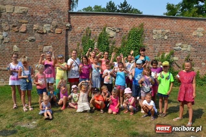 Zdjęcie w galerii na portalu naszraciborz.pl: Zajęcia z ceramiki - malowanie i wyrabianie aniołków, czyli Letnia Akcja Zamkowe Zuchy 2015 na Zamku Piastowskim  wiadomości z regionu