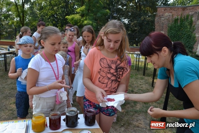 Zdjęcie w galerii na portalu naszraciborz.pl: Zajęcia z ceramiki - malowanie i wyrabianie aniołków, czyli Letnia Akcja Zamkowe Zuchy 2015 na Zamku Piastowskim  wiadomości z regionu