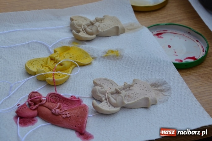 Zdjęcie w galerii na portalu naszraciborz.pl: Zajęcia z ceramiki - malowanie i wyrabianie aniołków, czyli Letnia Akcja Zamkowe Zuchy 2015 na Zamku Piastowskim  wiadomości z regionu