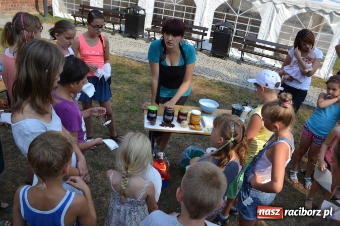 Zdjęcie w galerii na portalu naszraciborz.pl: Zajęcia z ceramiki - malowanie i wyrabianie aniołków, czyli Letnia Akcja Zamkowe Zuchy 2015 na Zamku Piastowskim  wiadomości z regionu
