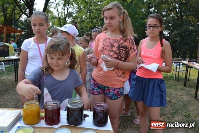 Zdjęcie w galerii na portalu naszraciborz.pl: Zajęcia z ceramiki - malowanie i wyrabianie aniołków, czyli Letnia Akcja Zamkowe Zuchy 2015 na Zamku Piastowskim  wiadomości z regionu