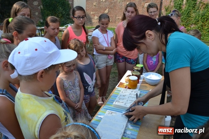 Zdjęcie w galerii na portalu naszraciborz.pl: Zajęcia z ceramiki - malowanie i wyrabianie aniołków, czyli Letnia Akcja Zamkowe Zuchy 2015 na Zamku Piastowskim  wiadomości z regionu