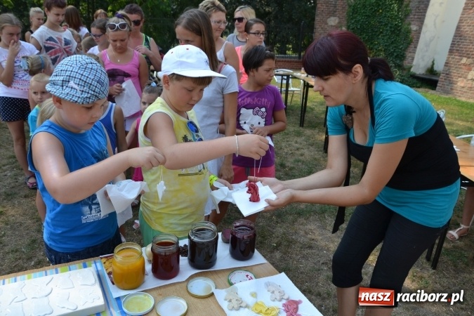 Zdjęcie w galerii na portalu naszraciborz.pl: Zajęcia z ceramiki - malowanie i wyrabianie aniołków, czyli Letnia Akcja Zamkowe Zuchy 2015 na Zamku Piastowskim  wiadomości z regionu