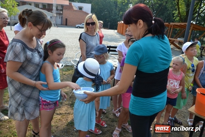 Zdjęcie w galerii na portalu naszraciborz.pl: Zajęcia z ceramiki - malowanie i wyrabianie aniołków, czyli Letnia Akcja Zamkowe Zuchy 2015 na Zamku Piastowskim  wiadomości z regionu