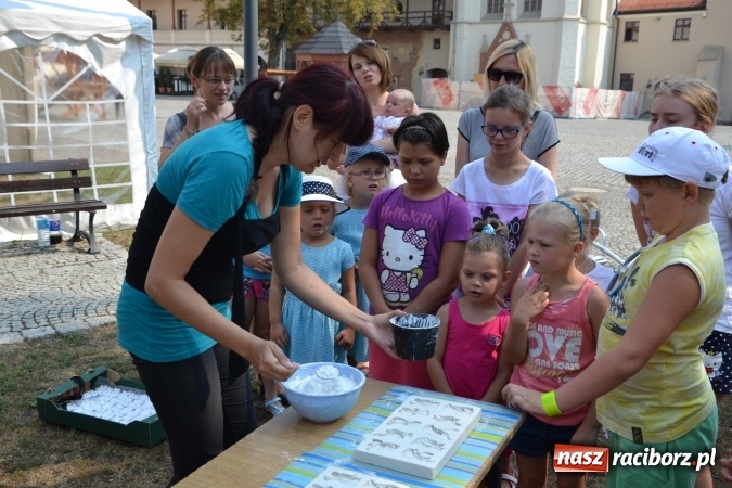 Zdjęcie w galerii na portalu naszraciborz.pl: Zajęcia z ceramiki - malowanie i wyrabianie aniołków, czyli Letnia Akcja Zamkowe Zuchy 2015 na Zamku Piastowskim  wiadomości z regionu