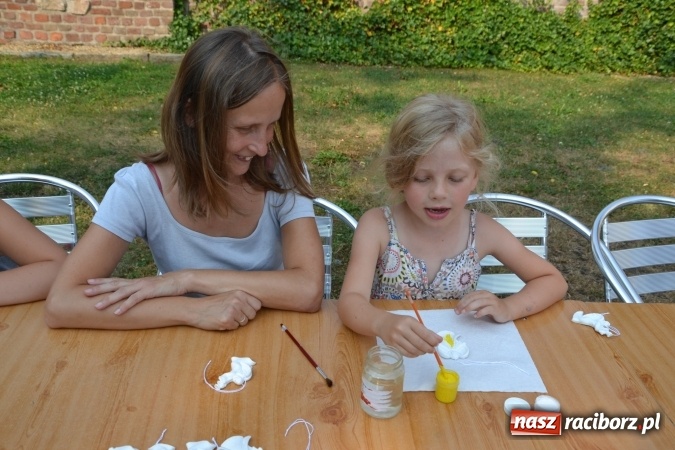 Zdjęcie w galerii na portalu naszraciborz.pl: Zajęcia z ceramiki - malowanie i wyrabianie aniołków, czyli Letnia Akcja Zamkowe Zuchy 2015 na Zamku Piastowskim  wiadomości z regionu