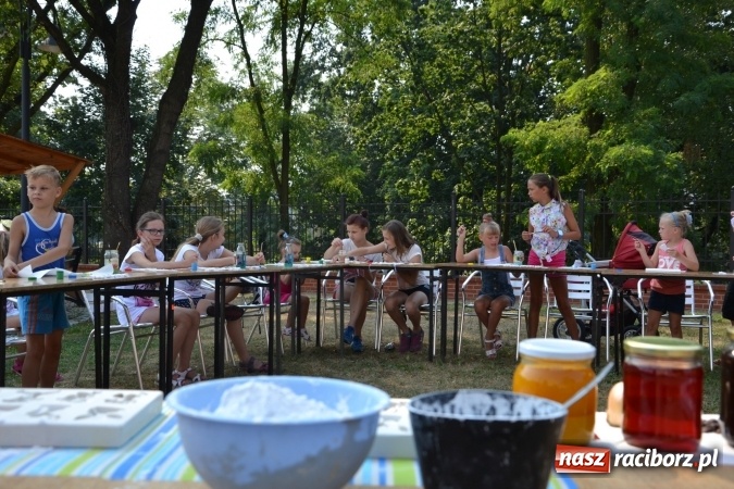 Zdjęcie w galerii na portalu naszraciborz.pl: Zajęcia z ceramiki - malowanie i wyrabianie aniołków, czyli Letnia Akcja Zamkowe Zuchy 2015 na Zamku Piastowskim  wiadomości z regionu