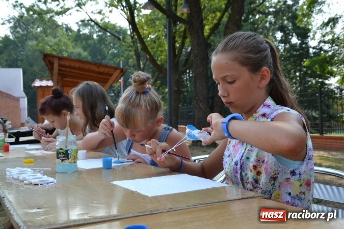 Zdjęcie w galerii na portalu naszraciborz.pl: Zajęcia z ceramiki - malowanie i wyrabianie aniołków, czyli Letnia Akcja Zamkowe Zuchy 2015 na Zamku Piastowskim  wiadomości z regionu