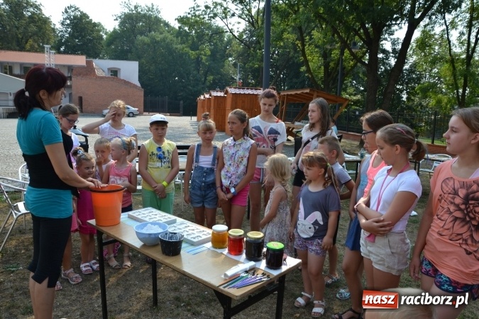 Zdjęcie w galerii na portalu naszraciborz.pl: Zajęcia z ceramiki - malowanie i wyrabianie aniołków, czyli Letnia Akcja Zamkowe Zuchy 2015 na Zamku Piastowskim  wiadomości z regionu