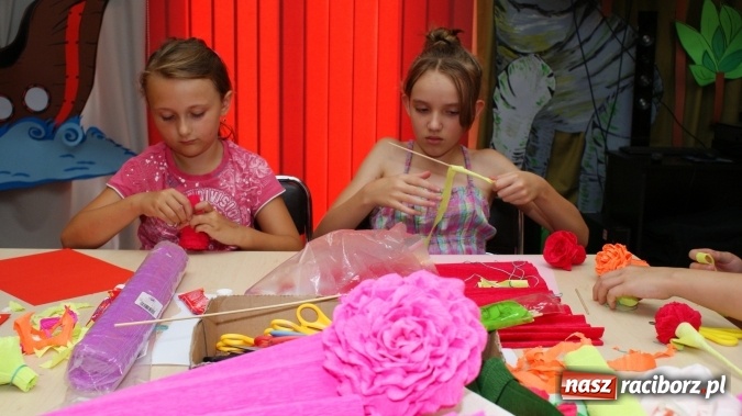 Zdjęcie w galerii na portalu naszraciborz.pl: W bibliotece czas na róże. Z krepiny wiadomości z regionu