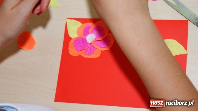 Zdjęcie w galerii na portalu naszraciborz.pl: W bibliotece czas na róże. Z krepiny wiadomości z regionu