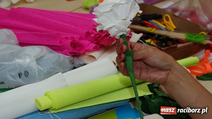 Zdjęcie w galerii na portalu naszraciborz.pl: W bibliotece czas na róże. Z krepiny wiadomości z regionu