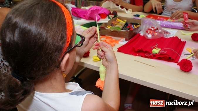 Zdjęcie w galerii na portalu naszraciborz.pl: W bibliotece czas na róże. Z krepiny wiadomości z regionu