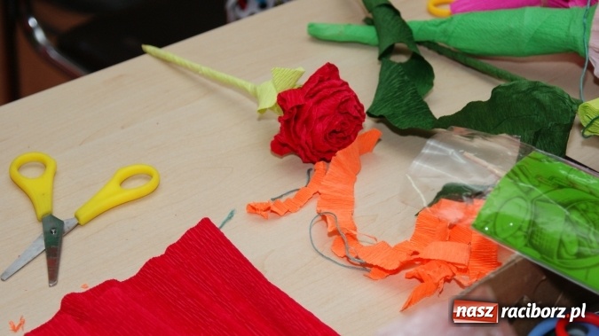 Zdjęcie w galerii na portalu naszraciborz.pl: W bibliotece czas na róże. Z krepiny wiadomości z regionu