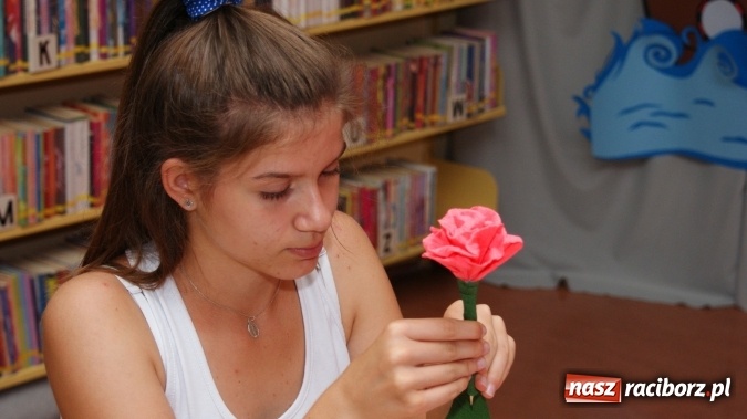Zdjęcie w galerii na portalu naszraciborz.pl: W bibliotece czas na róże. Z krepiny wiadomości z regionu