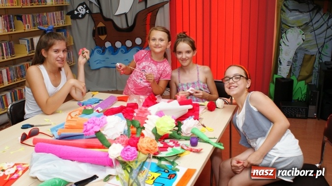 Zdjęcie w galerii na portalu naszraciborz.pl: W bibliotece czas na róże. Z krepiny wiadomości z regionu