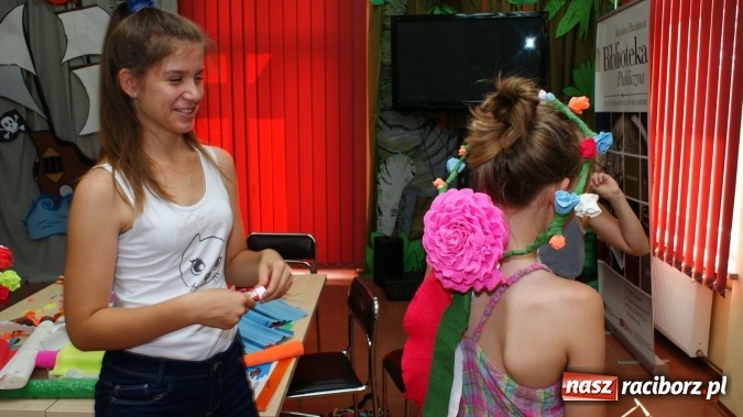 Zdjęcie w galerii na portalu naszraciborz.pl: W bibliotece czas na róże. Z krepiny wiadomości z regionu