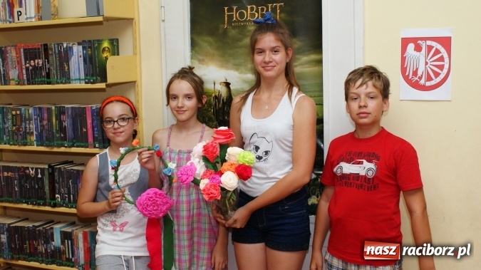 Zdjęcie w galerii na portalu naszraciborz.pl: W bibliotece czas na róże. Z krepiny wiadomości z regionu