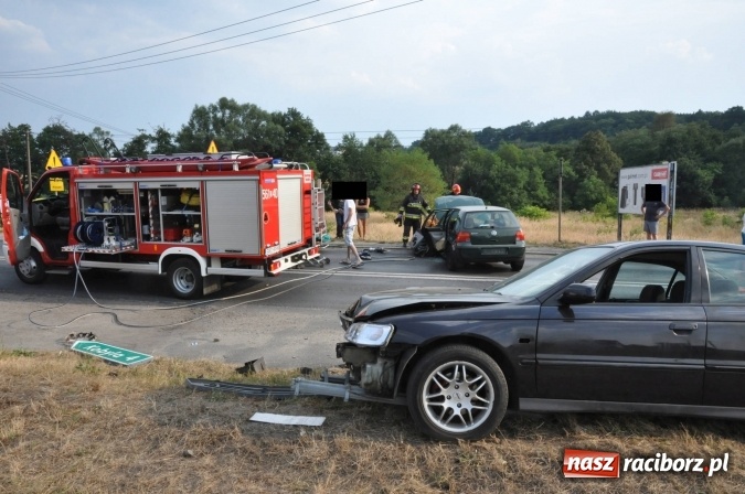 Zdjęcie w galerii na portalu naszraciborz.pl: Zderzenie golfa i hondy na Rybnickiej. Kierowca hondy wyprzedzał na linii ciągłej wiadomości z regionu