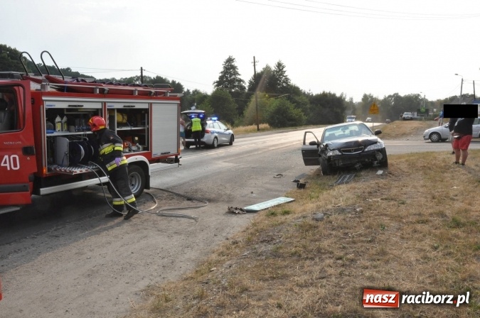 Zdjęcie w galerii na portalu naszraciborz.pl: Zderzenie golfa i hondy na Rybnickiej. Kierowca hondy wyprzedzał na linii ciągłej wiadomości z regionu