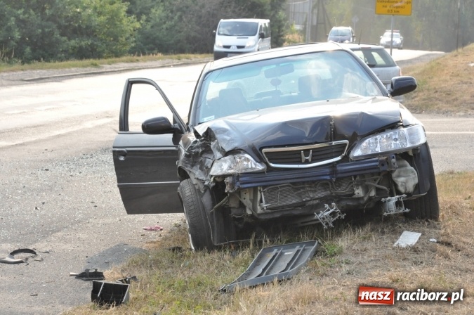 Zdjęcie w galerii na portalu naszraciborz.pl: Zderzenie golfa i hondy na Rybnickiej. Kierowca hondy wyprzedzał na linii ciągłej wiadomości z regionu