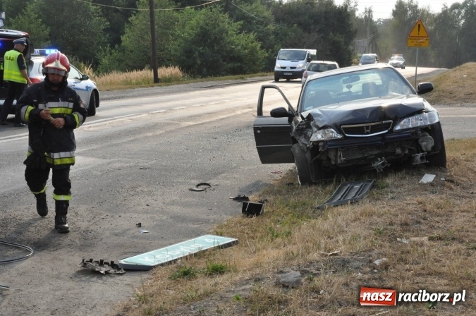 Zdjęcie w galerii na portalu naszraciborz.pl: Zderzenie golfa i hondy na Rybnickiej. Kierowca hondy wyprzedzał na linii ciągłej wiadomości z regionu