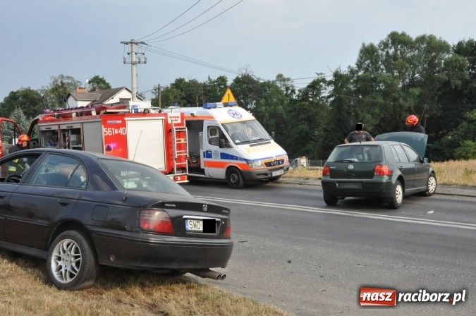 Zdjęcie w galerii na portalu naszraciborz.pl: Zderzenie golfa i hondy na Rybnickiej. Kierowca hondy wyprzedzał na linii ciągłej wiadomości z regionu