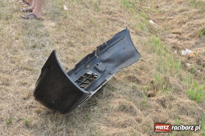 Zdjęcie w galerii na portalu naszraciborz.pl: Zderzenie golfa i hondy na Rybnickiej. Kierowca hondy wyprzedzał na linii ciągłej wiadomości z regionu