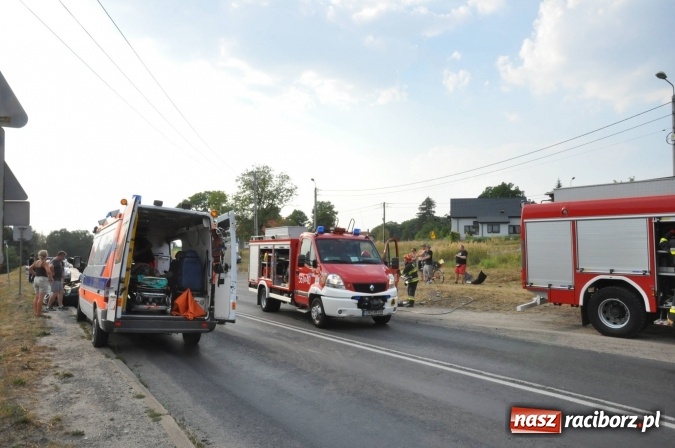 Zdjęcie w galerii na portalu naszraciborz.pl: Zderzenie golfa i hondy na Rybnickiej. Kierowca hondy wyprzedzał na linii ciągłej wiadomości z regionu