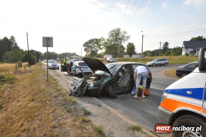 Zdjęcie w galerii na portalu naszraciborz.pl: Zderzenie golfa i hondy na Rybnickiej. Kierowca hondy wyprzedzał na linii ciągłej wiadomości z regionu