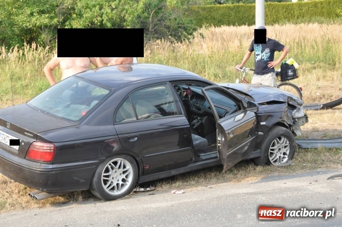 Zdjęcie w galerii na portalu naszraciborz.pl: Zderzenie golfa i hondy na Rybnickiej. Kierowca hondy wyprzedzał na linii ciągłej wiadomości z regionu