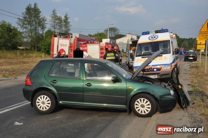 Zdjęcie w galerii na portalu naszraciborz.pl: Zderzenie golfa i hondy na Rybnickiej. Kierowca hondy wyprzedzał na linii ciągłej wiadomości z regionu