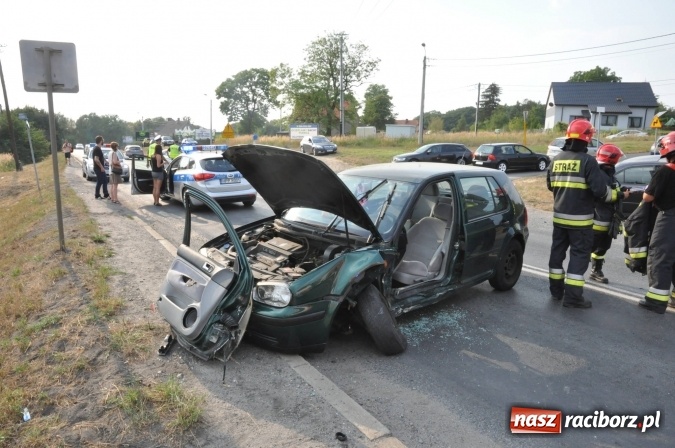 Zdjęcie w galerii na portalu naszraciborz.pl: Zderzenie golfa i hondy na Rybnickiej. Kierowca hondy wyprzedzał na linii ciągłej wiadomości z regionu