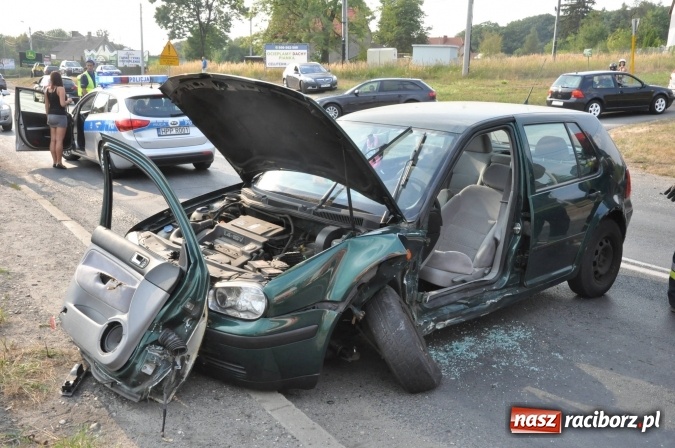 Zdjęcie w galerii na portalu naszraciborz.pl: Zderzenie golfa i hondy na Rybnickiej. Kierowca hondy wyprzedzał na linii ciągłej wiadomości z regionu