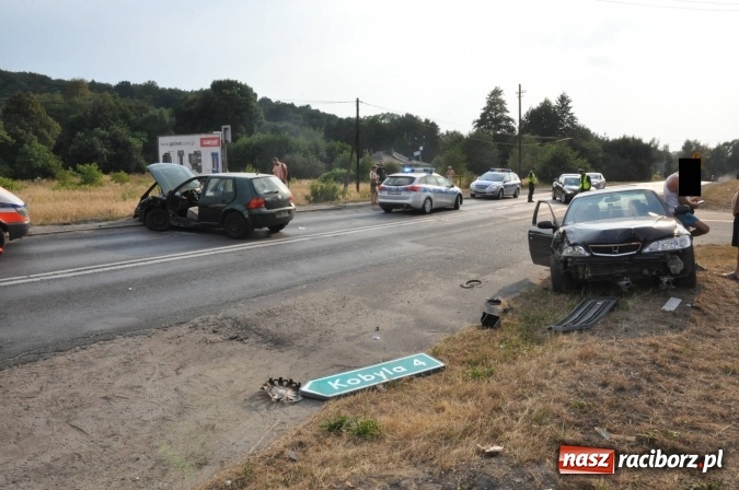 Zdjęcie w galerii na portalu naszraciborz.pl: Zderzenie golfa i hondy na Rybnickiej. Kierowca hondy wyprzedzał na linii ciągłej wiadomości z regionu