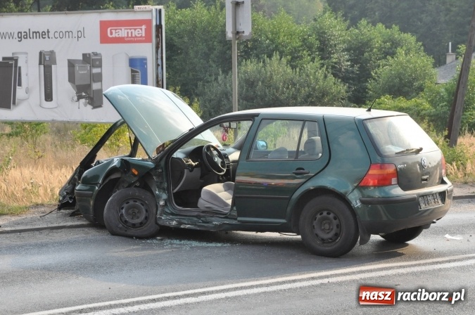 Zdjęcie w galerii na portalu naszraciborz.pl: Zderzenie golfa i hondy na Rybnickiej. Kierowca hondy wyprzedzał na linii ciągłej wiadomości z regionu