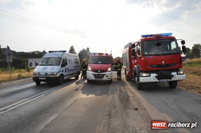 Zdjęcie w galerii na portalu naszraciborz.pl: Zderzenie golfa i hondy na Rybnickiej. Kierowca hondy wyprzedzał na linii ciągłej wiadomości z regionu