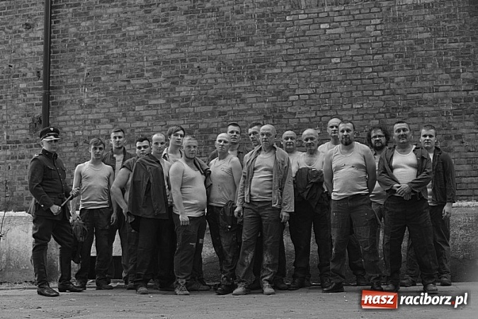 Zdjęcie w galerii na portalu naszraciborz.pl: W raciborskim więzieniu kręcony był trailer promujący III tom książki 