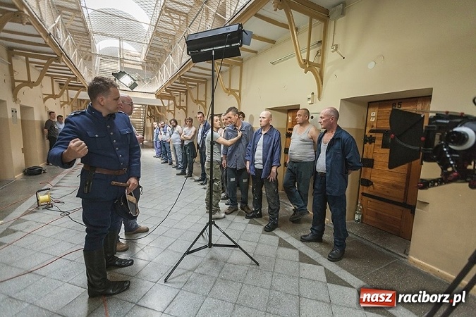 Zdjęcie w galerii na portalu naszraciborz.pl: W raciborskim więzieniu kręcony był trailer promujący III tom książki 