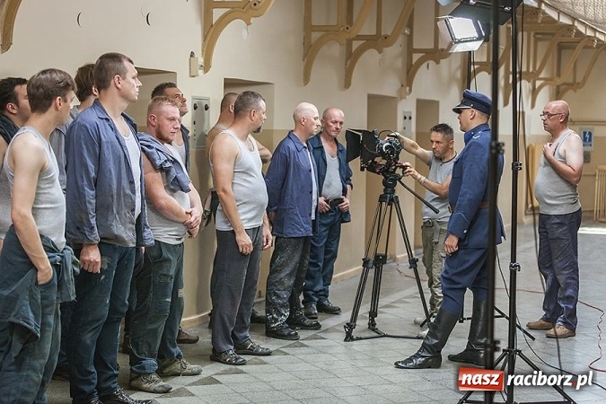 Zdjęcie w galerii na portalu naszraciborz.pl: W raciborskim więzieniu kręcony był trailer promujący III tom książki 