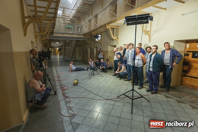 Zdjęcie w galerii na portalu naszraciborz.pl: W raciborskim więzieniu kręcony był trailer promujący III tom książki 