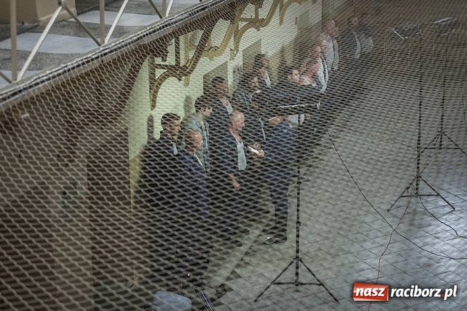 Zdjęcie w galerii na portalu naszraciborz.pl: W raciborskim więzieniu kręcony był trailer promujący III tom książki 