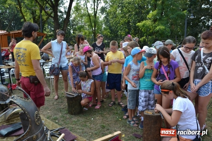 Zdjęcie w galerii na portalu naszraciborz.pl: Spotkanie z płatnerzem, czyli Letnia Akcja Zamkowe Zuchy 2015 na zamku  wiadomości z regionu