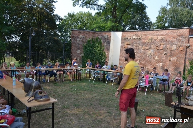 Zdjęcie w galerii na portalu naszraciborz.pl: Spotkanie z płatnerzem, czyli Letnia Akcja Zamkowe Zuchy 2015 na zamku  wiadomości z regionu