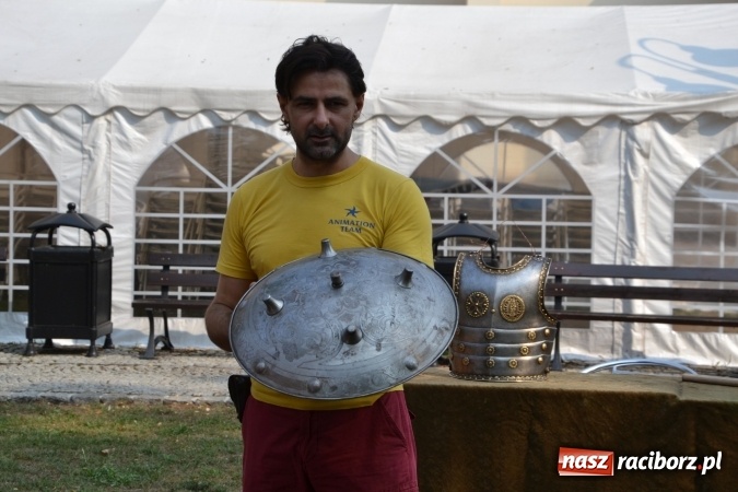 Zdjęcie w galerii na portalu naszraciborz.pl: Spotkanie z płatnerzem, czyli Letnia Akcja Zamkowe Zuchy 2015 na zamku  wiadomości z regionu