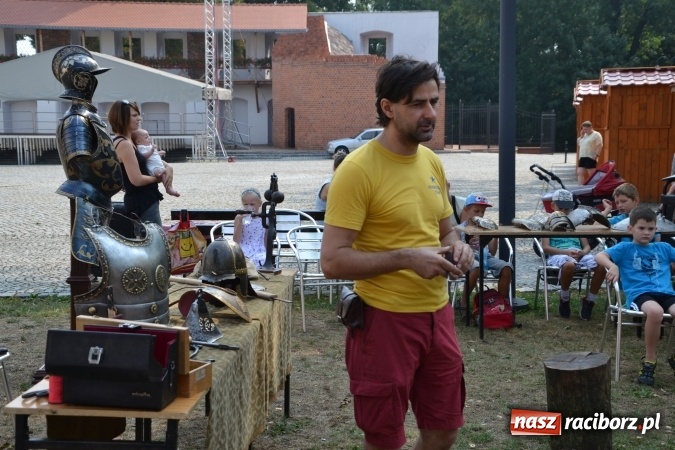 Zdjęcie w galerii na portalu naszraciborz.pl: Spotkanie z płatnerzem, czyli Letnia Akcja Zamkowe Zuchy 2015 na zamku  wiadomości z regionu