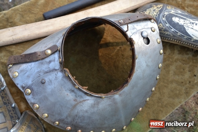 Zdjęcie w galerii na portalu naszraciborz.pl: Spotkanie z płatnerzem, czyli Letnia Akcja Zamkowe Zuchy 2015 na zamku  wiadomości z regionu