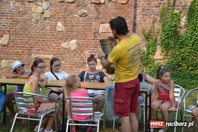 Zdjęcie w galerii na portalu naszraciborz.pl: Spotkanie z płatnerzem, czyli Letnia Akcja Zamkowe Zuchy 2015 na zamku  wiadomości z regionu