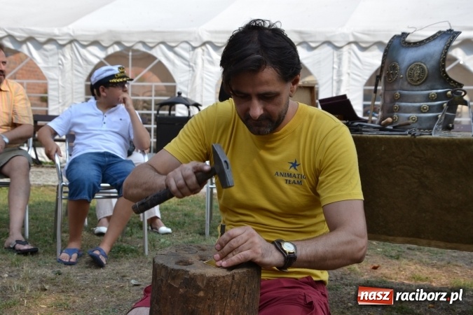 Zdjęcie w galerii na portalu naszraciborz.pl: Spotkanie z płatnerzem, czyli Letnia Akcja Zamkowe Zuchy 2015 na zamku  wiadomości z regionu